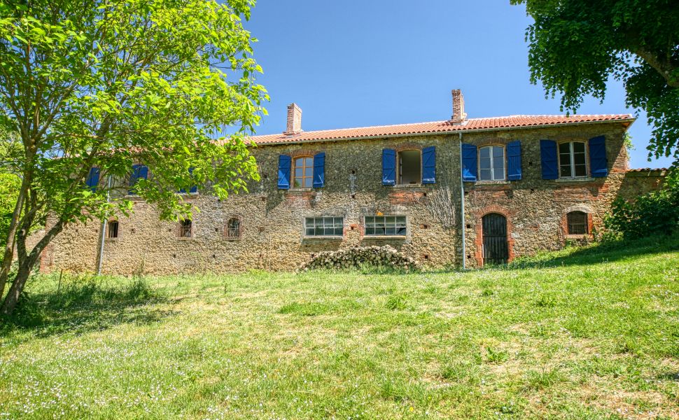Superbe Château avec Vue sur les Collines du Gers et les Pyrenees.